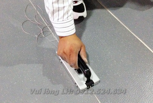 Dụng cụ đẩy r&atilde;nh h&agrave;n s&agrave;n nhựa