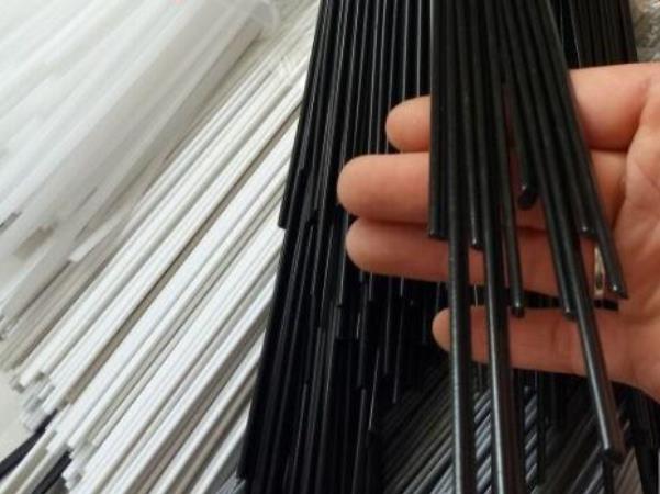 Que h&agrave;n nhựa HDPE m&agrave;u đen
